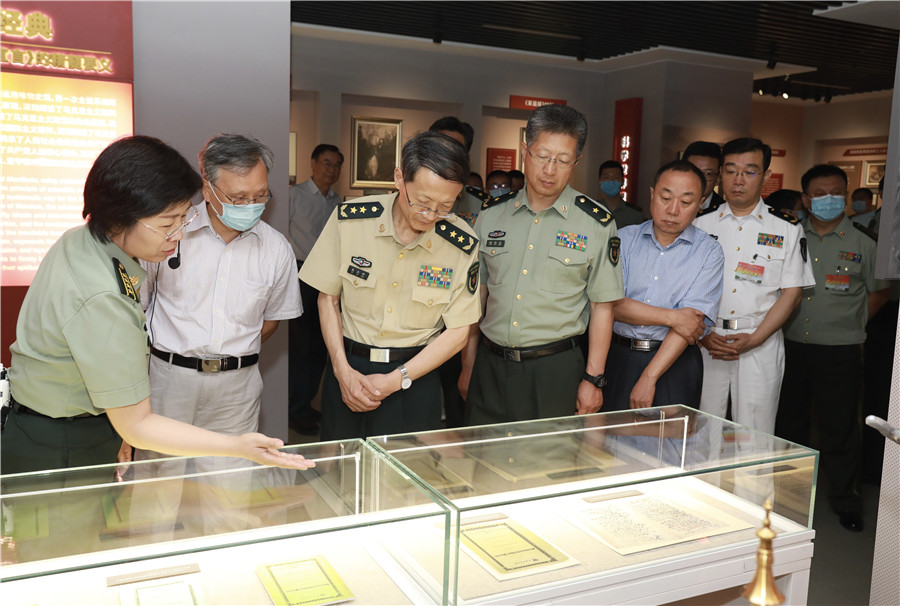 与会代表参观《共产党宣言》情境教学馆在该院刚刚落成的《共产党宣言