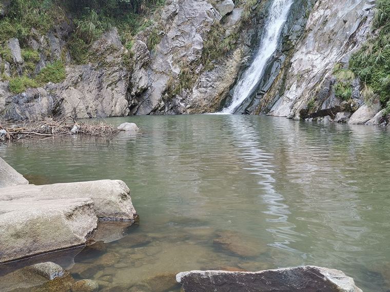 4名大学生水潭边自拍 镜头中看到有人溺水成功施救