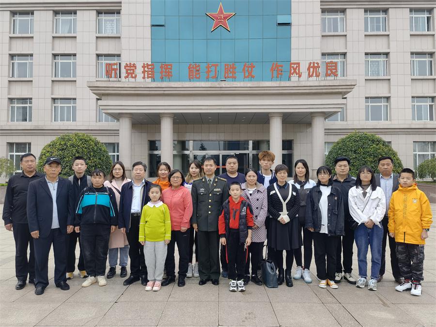 在专题讲座中,新密市委常委,人武部政委马昕结合自身实际讲述了他孝顺