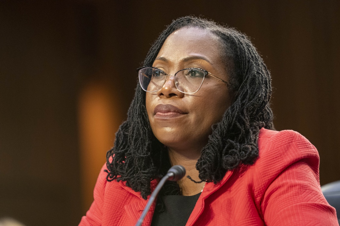 美国联邦最高法院迎来首位非洲裔女性大法官