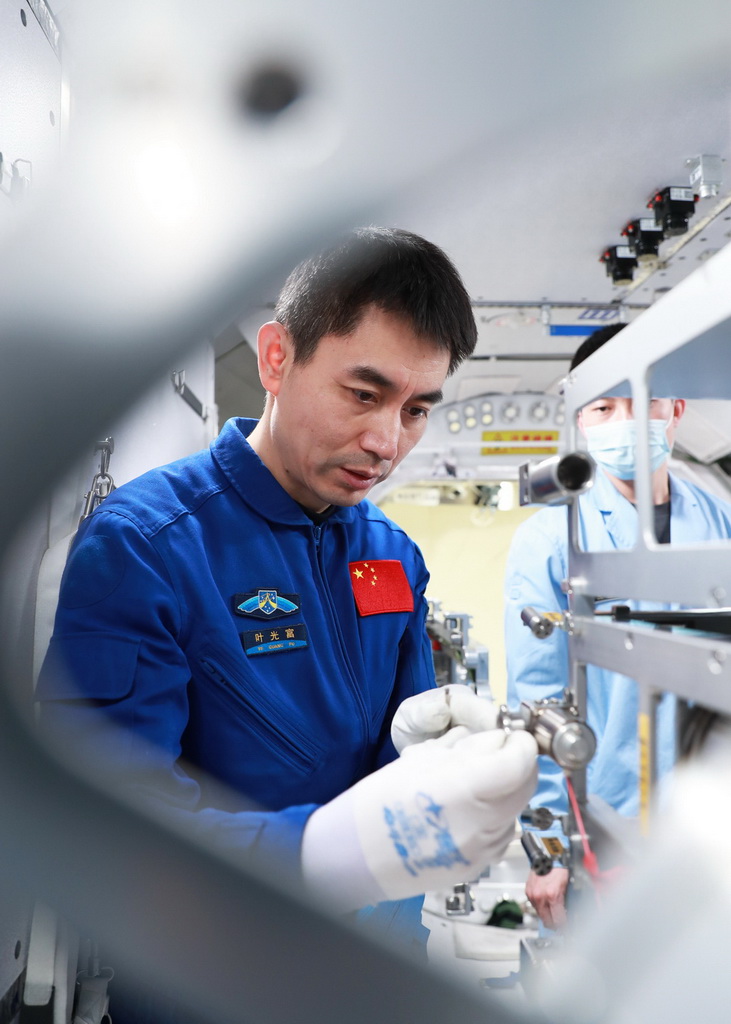 九霄逐梦再问天——记神舟十八号航天员 - 中国军网