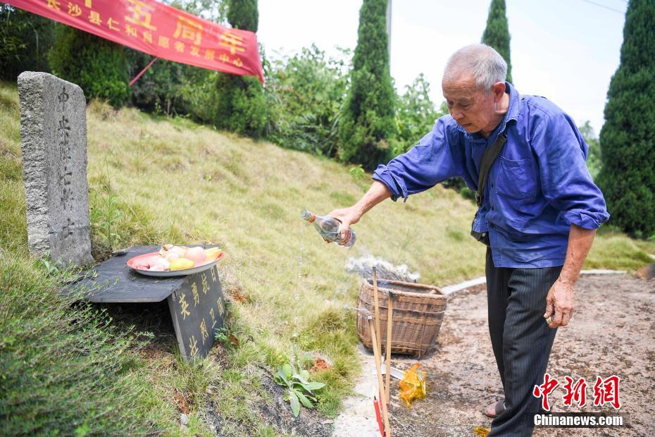 长沙老人为抗战烈士守墓50余年