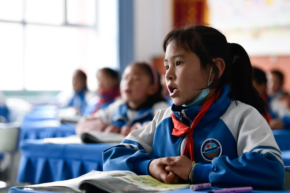 3月17日,在果洛藏族自治州甘德县岗龙乡寄宿制中心小学,学生在上阅读