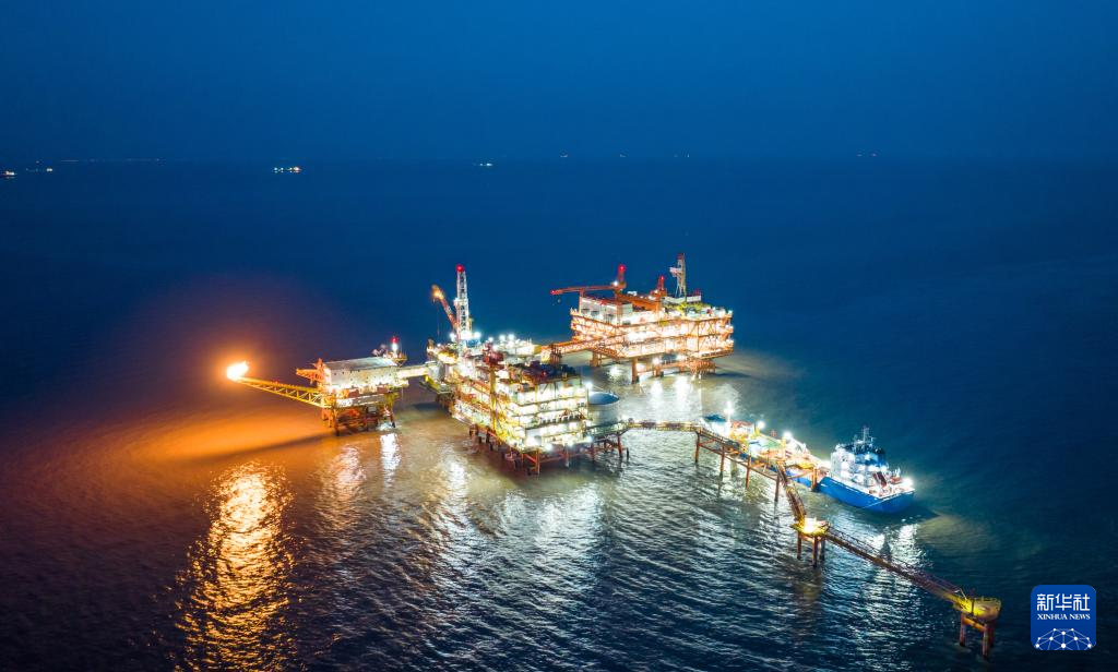 新春走基层丨海上油田的日与夜 - 中国军网