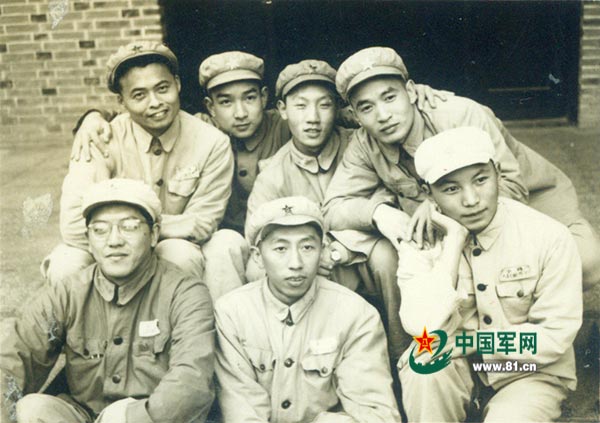 年轻时的阎肃(前排中). 65年前,"小青年"阎肃初踏艺术之路.