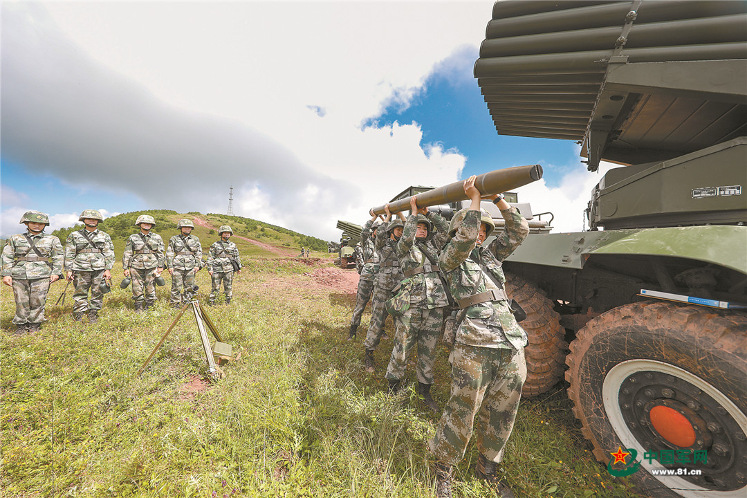 顺利完成实弹射击"首秀",这个女子炮兵排不简单!