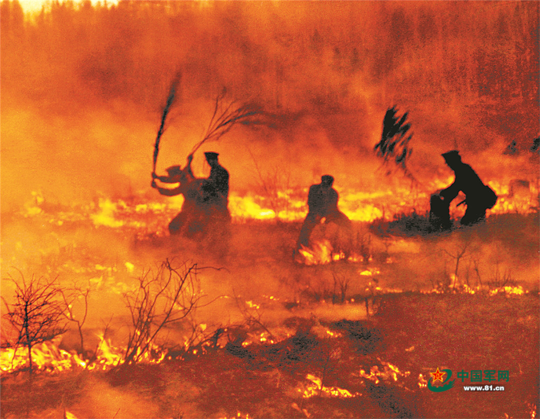 1987年5月6日,大兴安岭地区发生特大森林火灾,我军官兵投入扑火战斗.