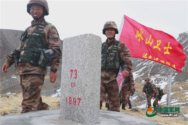 徐明远摄一路上,官兵时而拿着望远镜观察边境情况,时而停下维修受损的