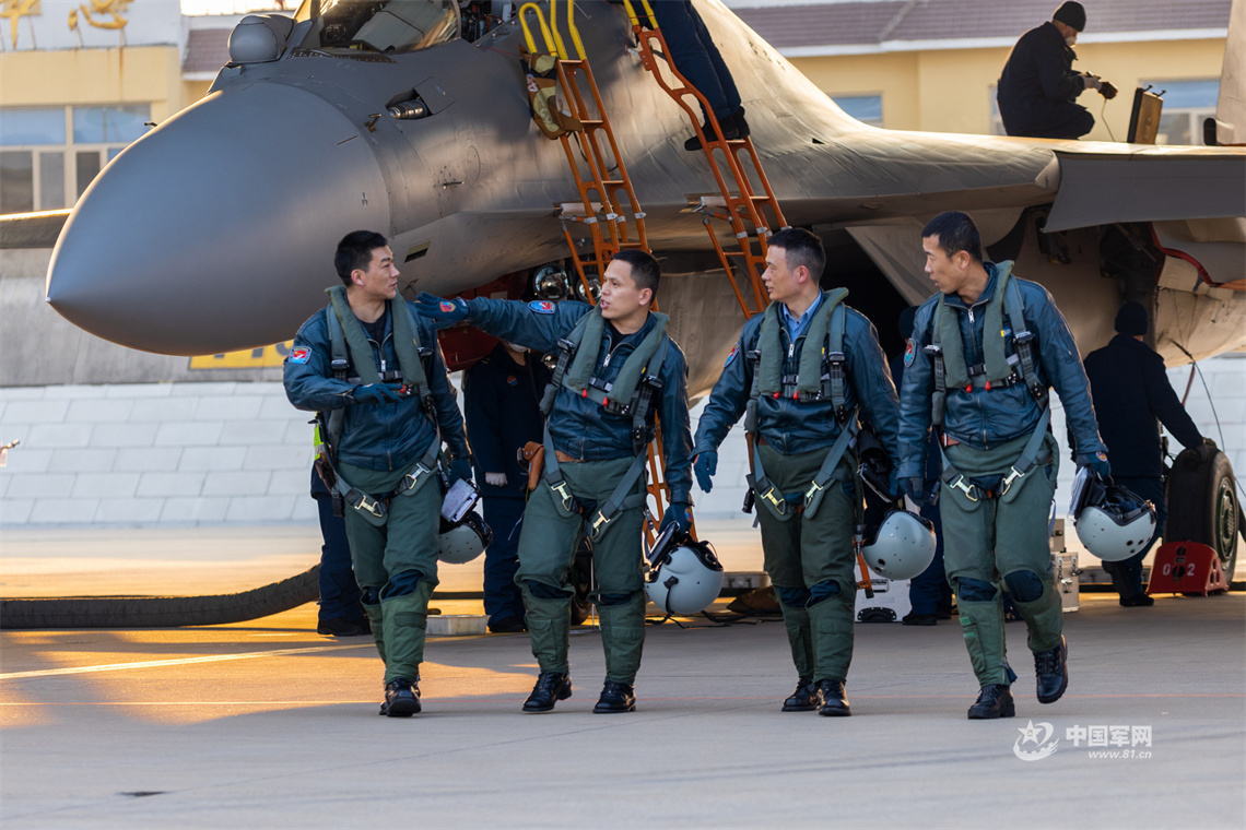 新春走军营丨利刃出击 北部战区空军航空兵某旅实战化训练 - 中国军网
