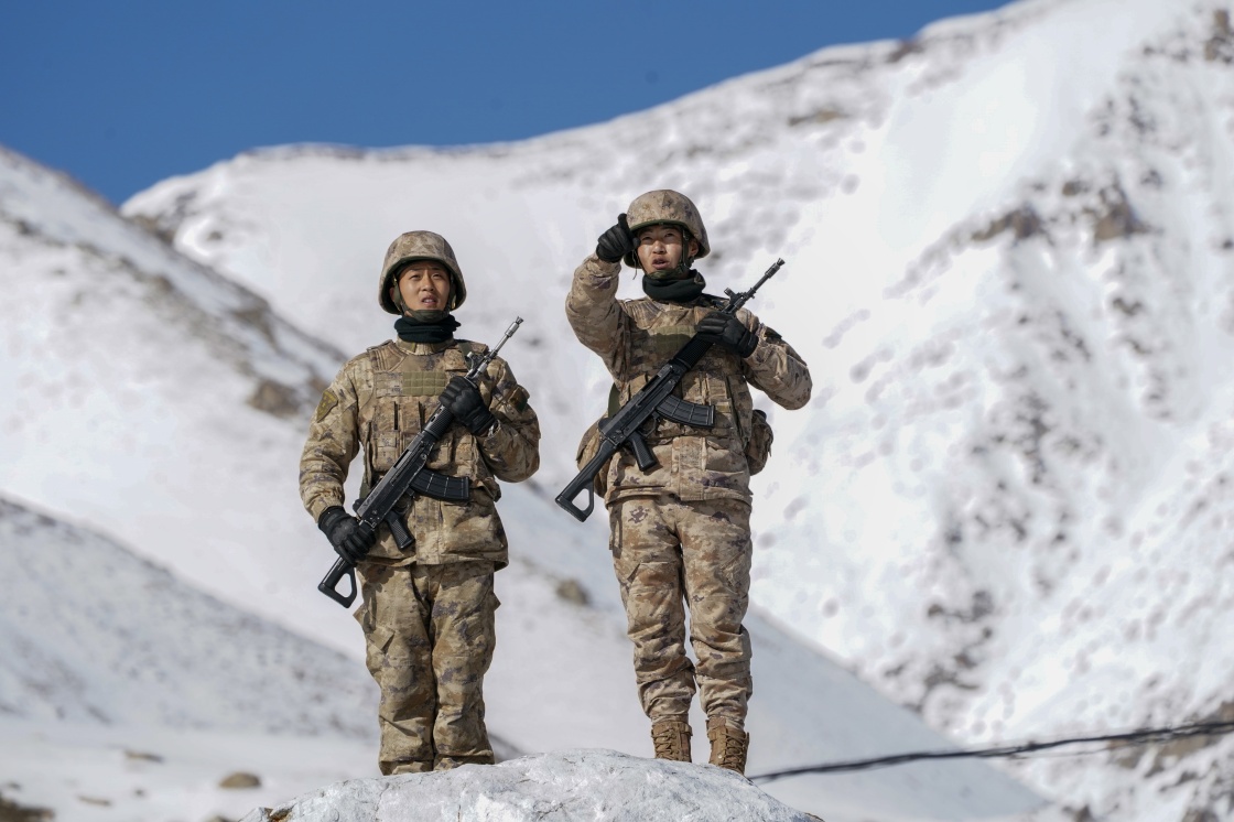 4月13日,边防连战士在巡逻.