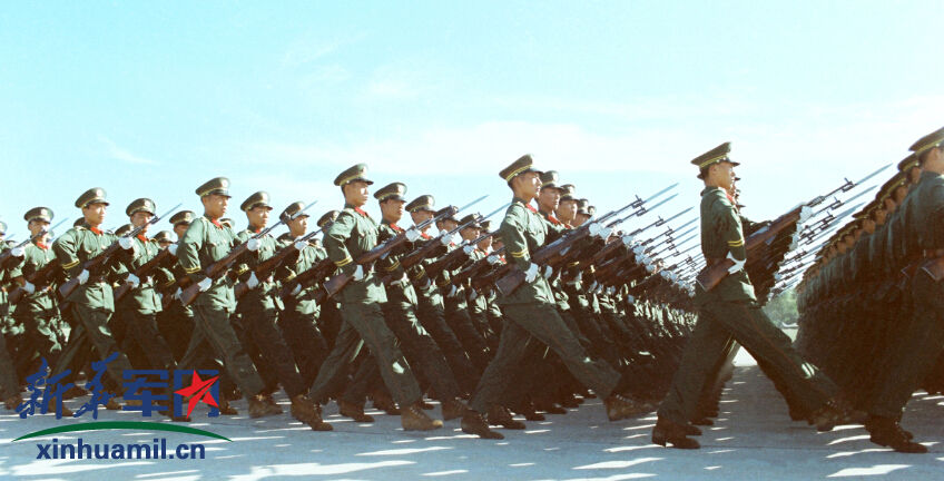 1984国庆大阅兵珍贵旧照:女兵抢眼 战略杀器震撼世界