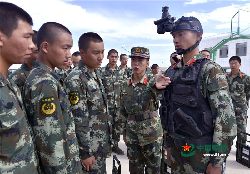 "利剑突击队"队员为新兵进行实战技能演示