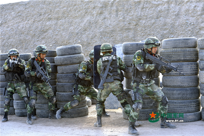 利剑突击队队员为新兵进行实战技能演示