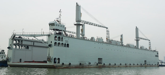 我国第一艘自航式浮船坞"华船一号"首航 - 中国军网