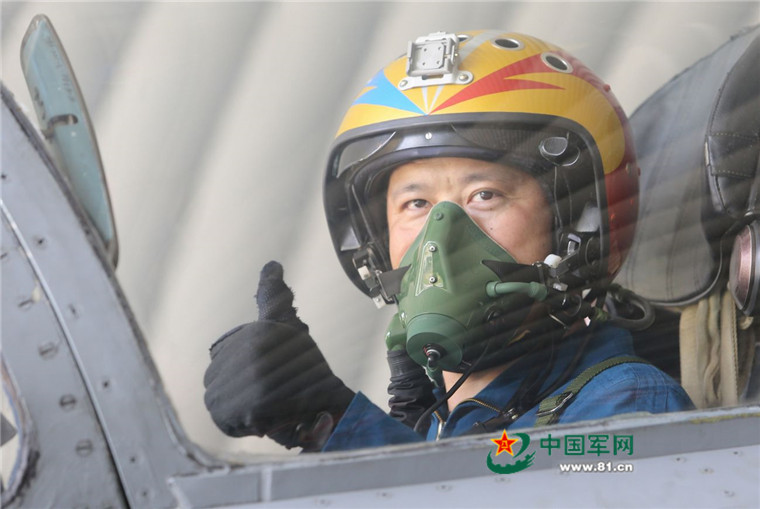 首届"金头盔"王海峰:击落敌机当英雄或被击落做烈士