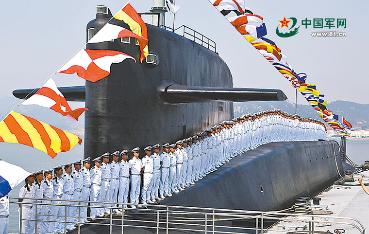 海军某基地官兵驾驭潜艇纵横大洋,建功深蓝.本报特约记者 王松岐摄