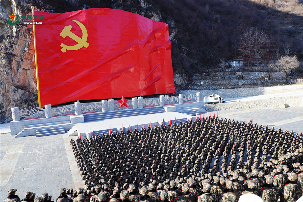 巨幅党旗下宣誓武警北京总队某部官兵誓言震撼人心