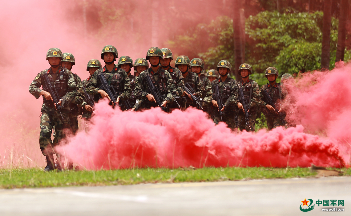 光影回眸:40张图片见证2017年武警动容瞬间 - 中国军网