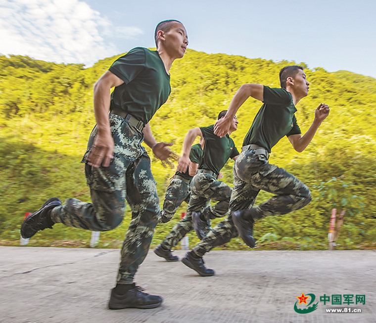 战鼓雷鸣起他们用汗水浇灌军体之花