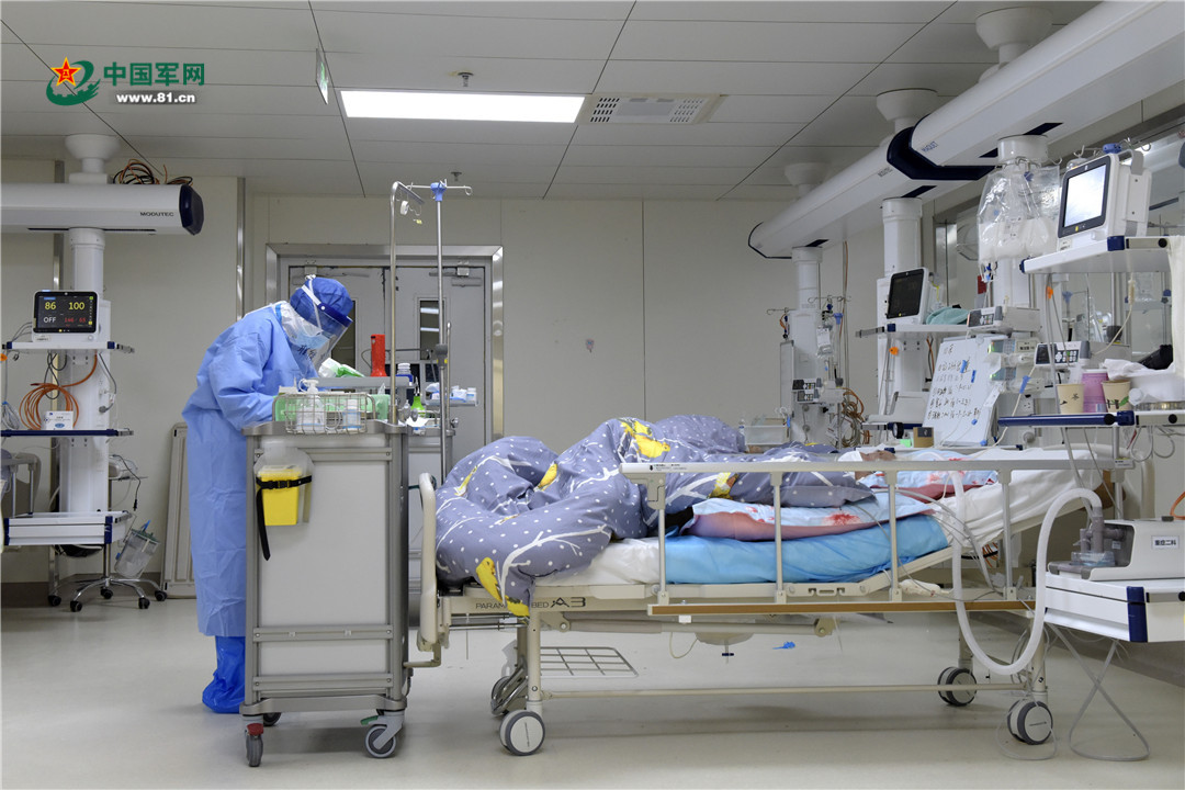 医护人员对患者进行床旁检查记录病情变化.解放军报记者 范显海摄