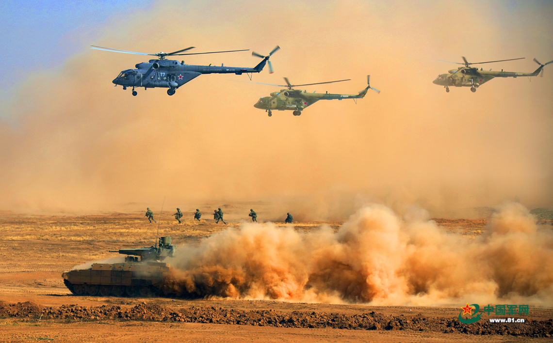 俄军特战分队在空地火力掩护下发起冲击.