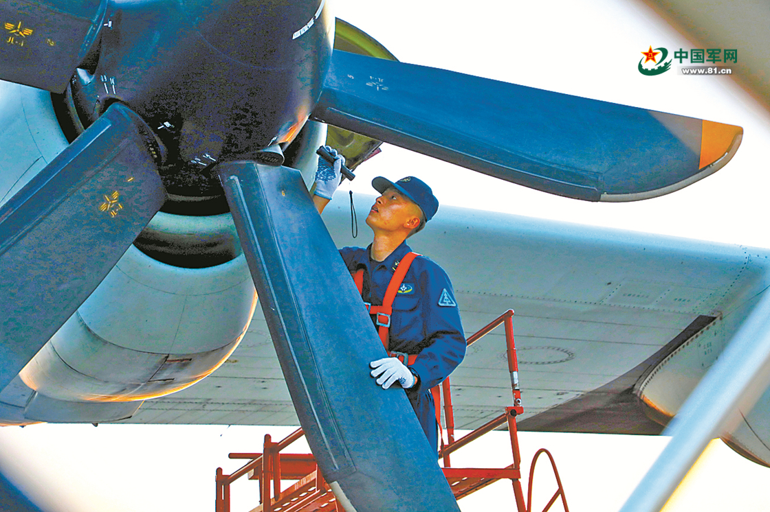 地勤人员仔细检查战机.