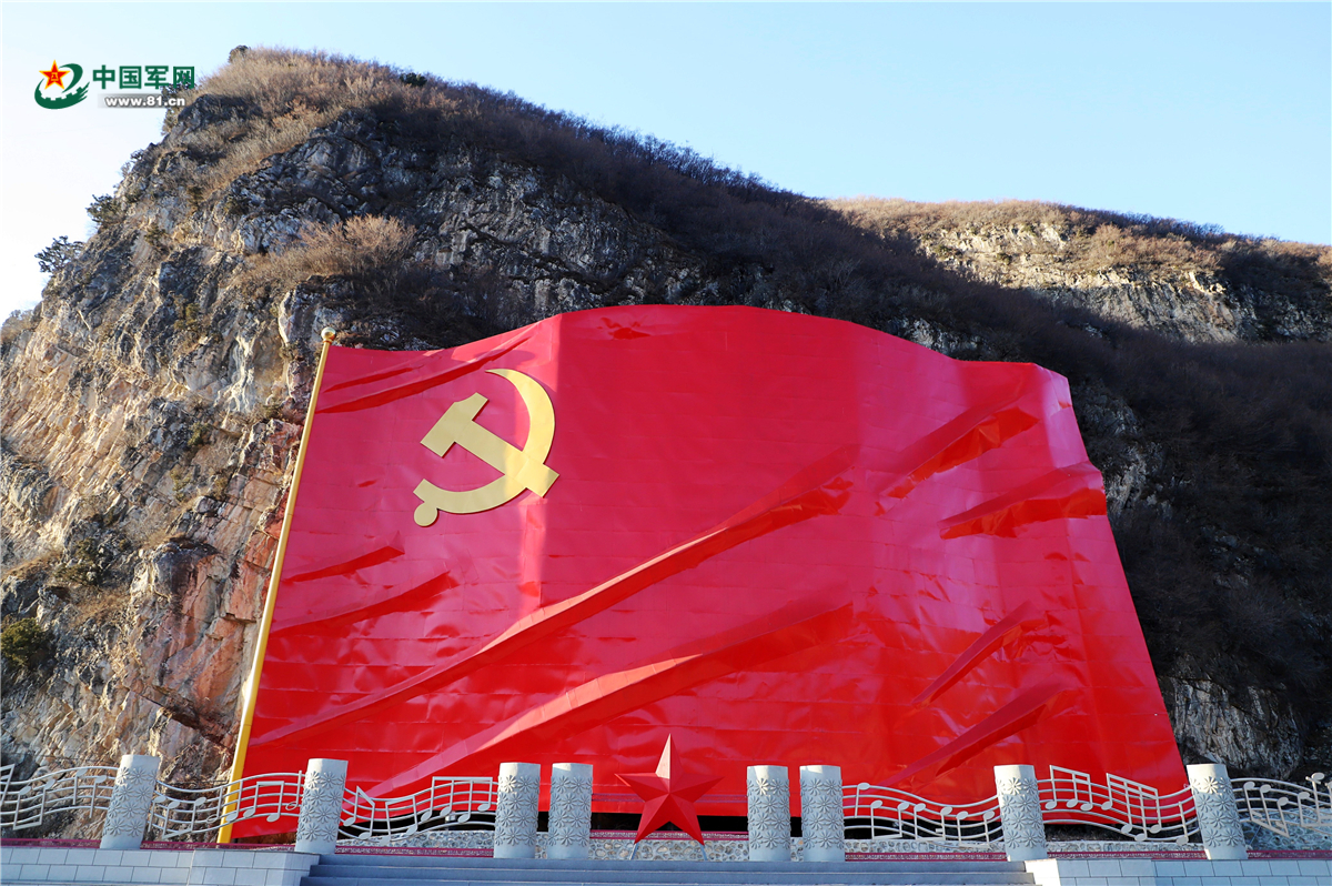 巨幅党旗下宣誓 武警北京总队某部官兵誓言震撼人心 - 中国军网