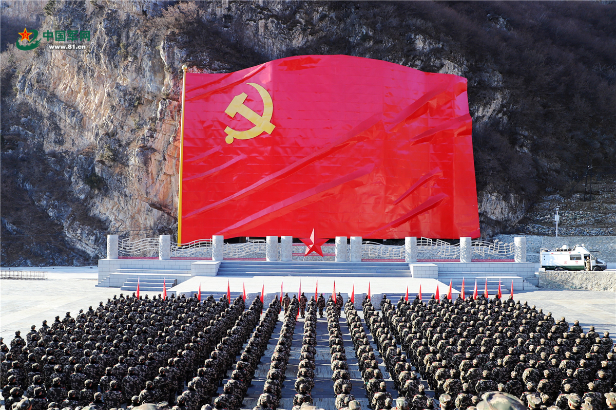 巨幅党旗下宣誓 武警北京总队某部官兵誓言震撼人心