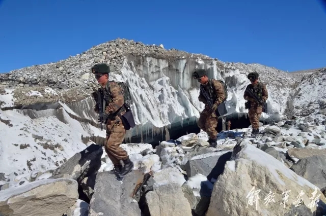 戍边的中国军人他们年复一年顶风冒雪巡逻日复一日挑战生命极限坚守