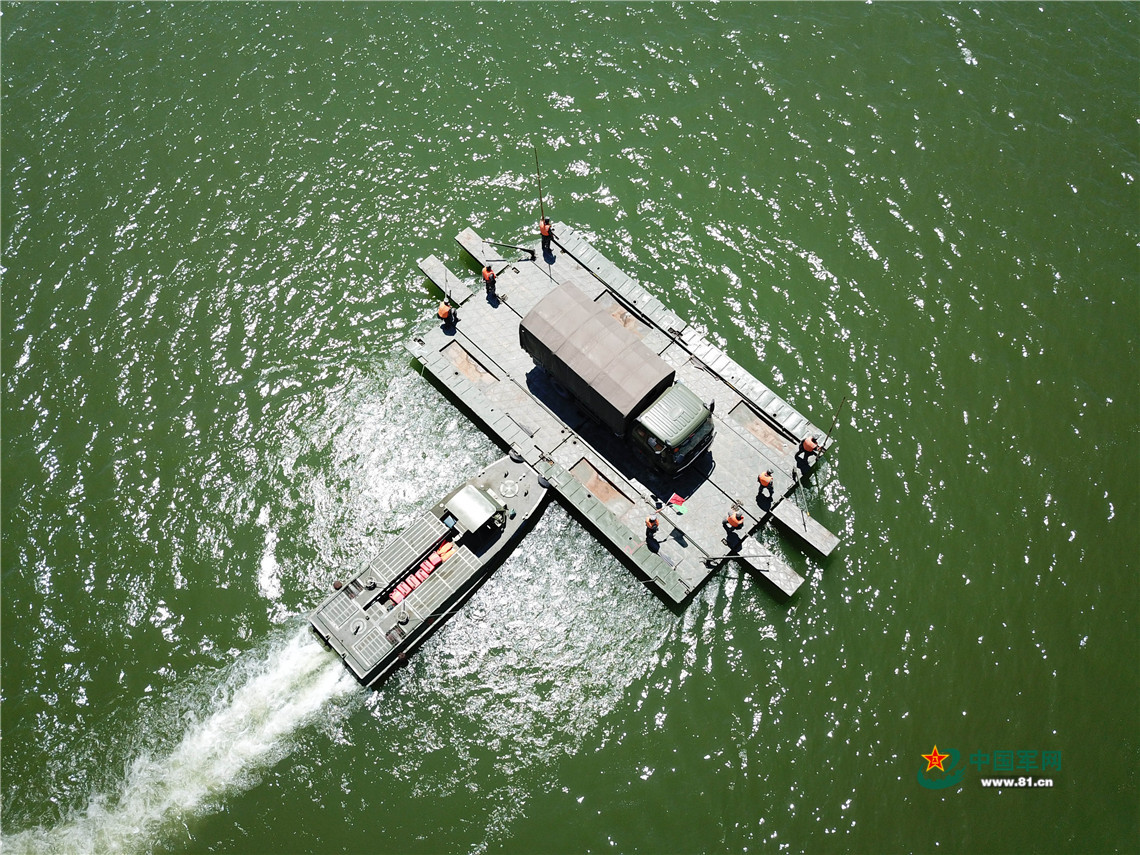 航拍丨舟桥兵渡河工程保障演练 "战桥"这样飞架黄河