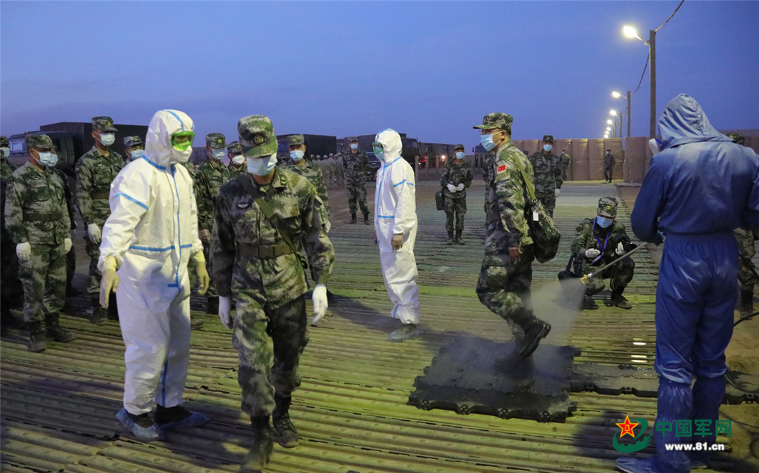 中方参演官兵入营前接受俄方防疫人员洗消.