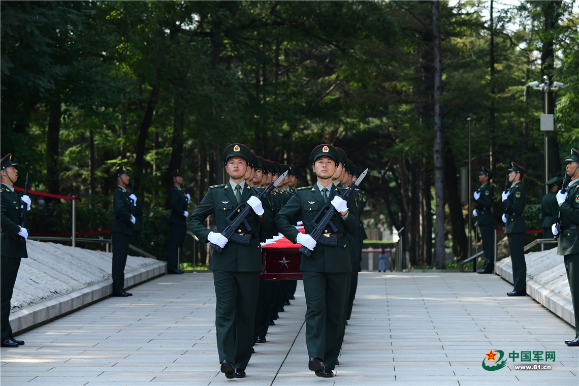 礼兵两人一组,抬着棺椁走向仪式现场.解放军报记者 王俊 摄