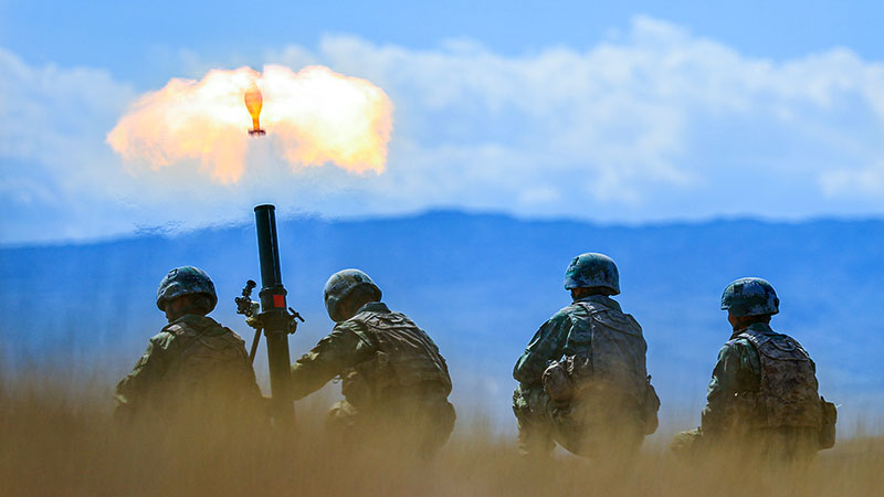 决战戈壁滩组图丨 新疆军区某合成团组织实弹射击训练