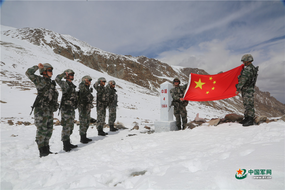 海拔5200米 托克满苏边防连新兵首次界碑巡逻