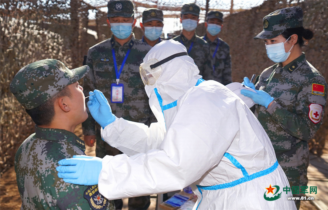 医疗防疫人员对与外军接触频繁的重点人群进行检测.