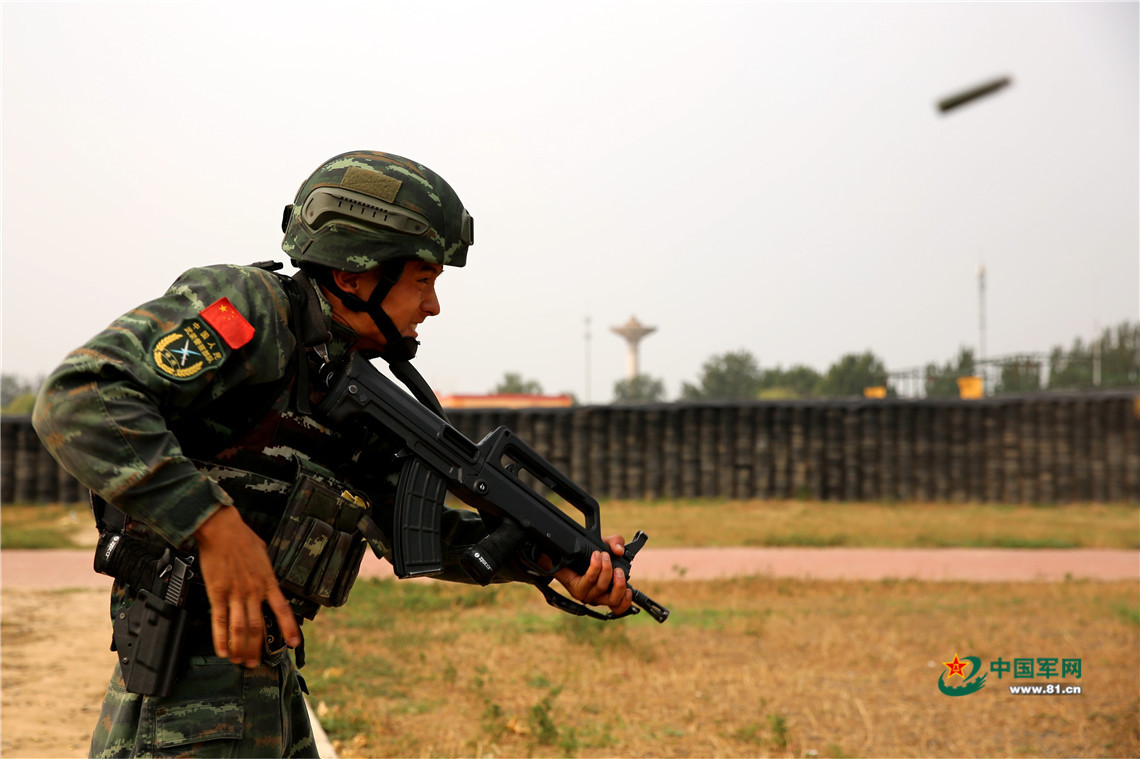枪枪命中丨武警特战队员快速射击弹无虚发