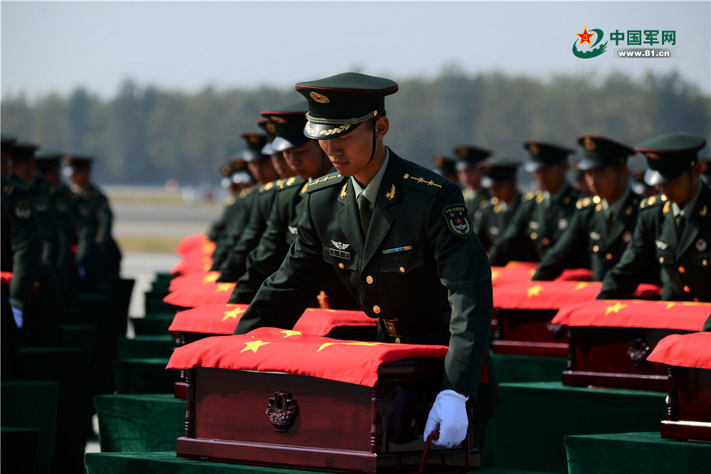 现场大图|英雄,回家!117位在韩中国人民志愿军烈士遗骸回国