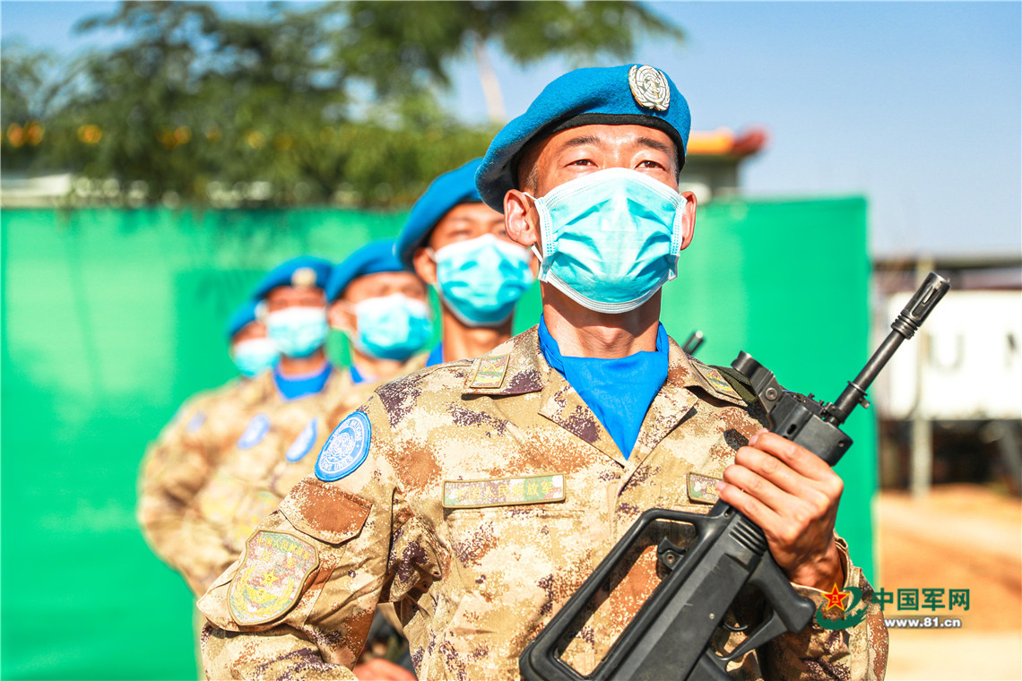 维和官兵的"双节:身着星空迷彩升国旗为祖国庆生 中国军网