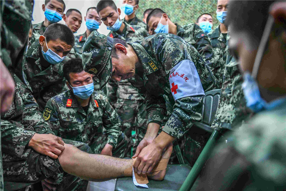 进行气垫,厚泡沫垫单腿站立稳定训练,能够预防脚踝扭伤"……针对新兵