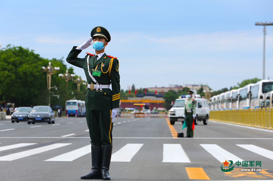 武警北京总队执勤第一支队官兵在两会期间执勤.