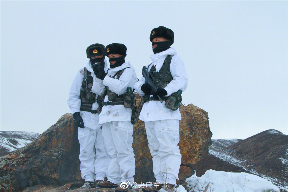 新春走军营丨新疆边防官兵骑摩托雪橇巡逻 - 中国军网