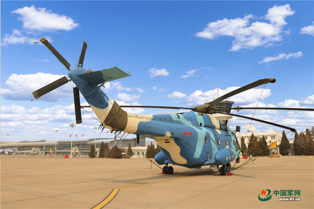 机场一景. 方祥 摄下达任务. 李俊志 摄飞行前检查. 李俊志 摄