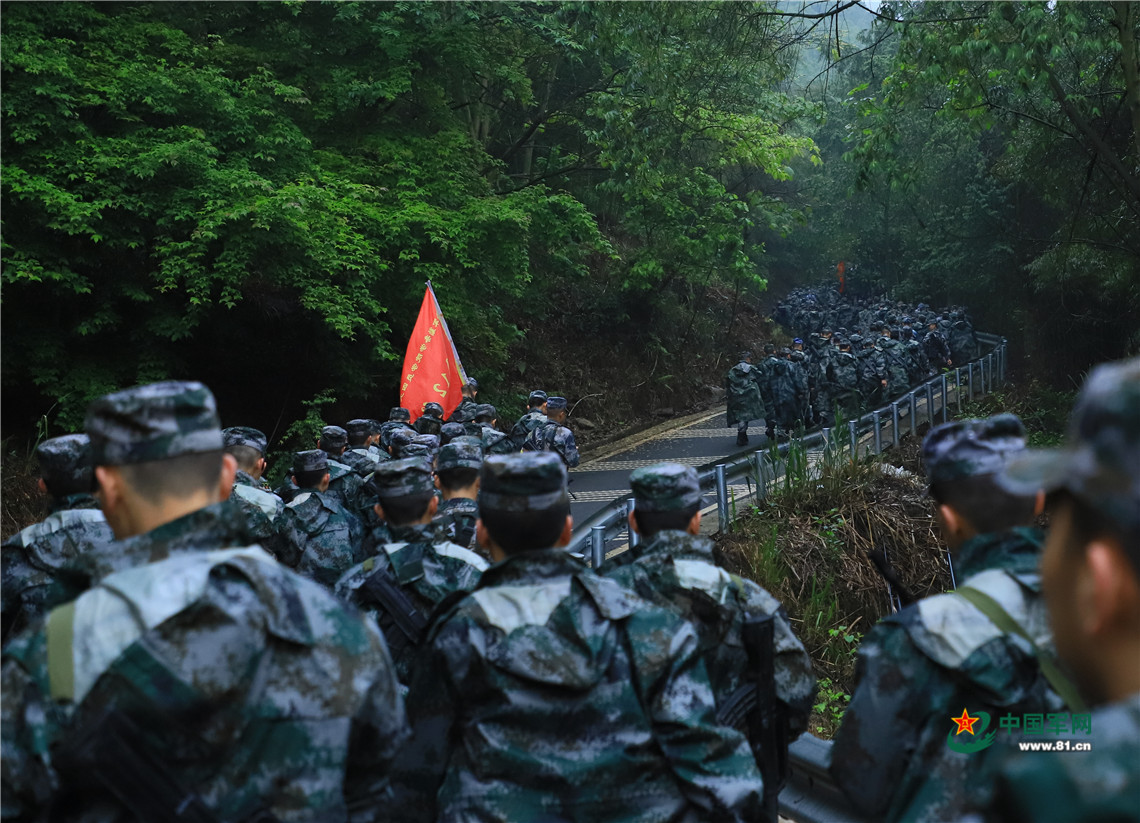 赢在起跑线 陆军勤务学院学员野外拉练 - 中国军网