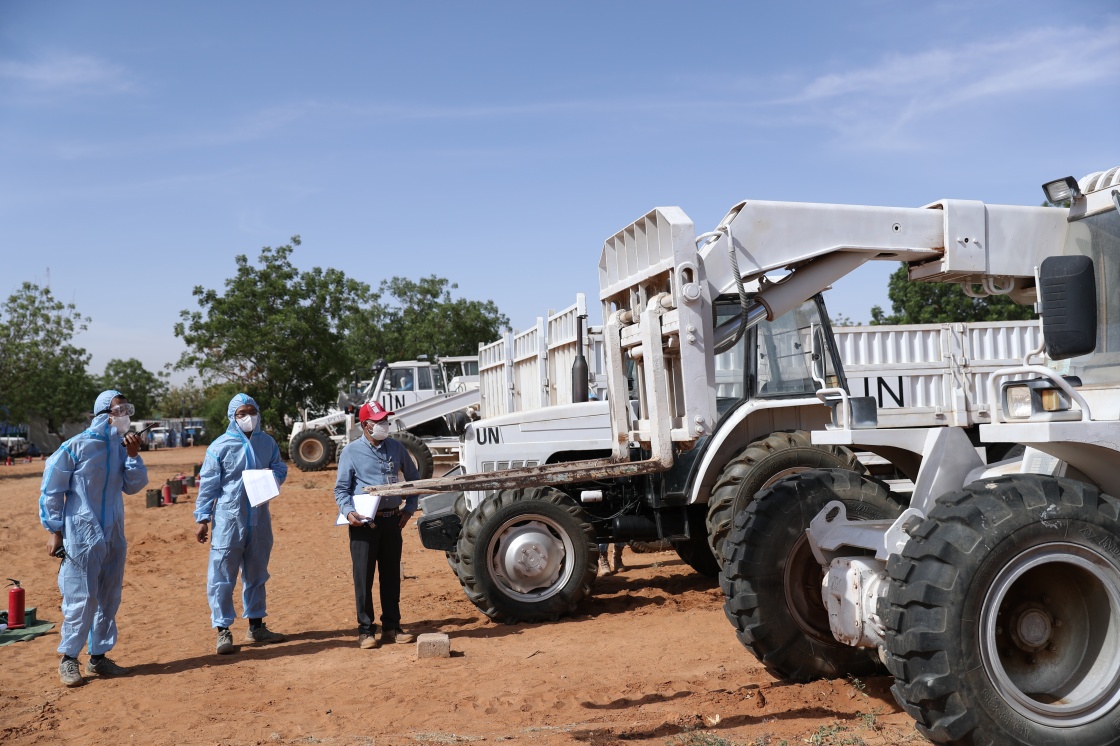 中国第16批赴苏丹达尔富尔维和工兵分队全优通过联非达团撤离前装备