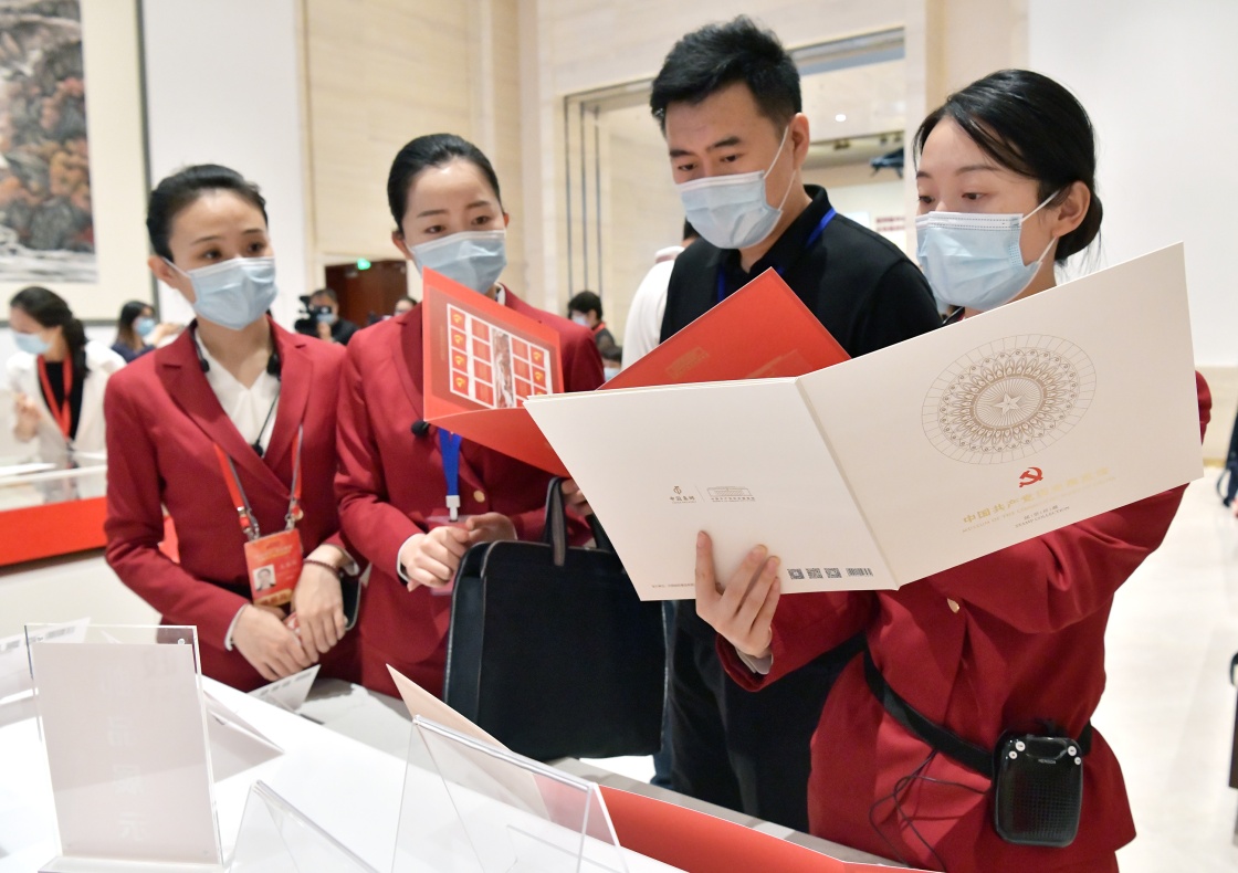 共产党历史展览馆主题邮局观看《中国共产党历史展览馆》特种邮票邮册