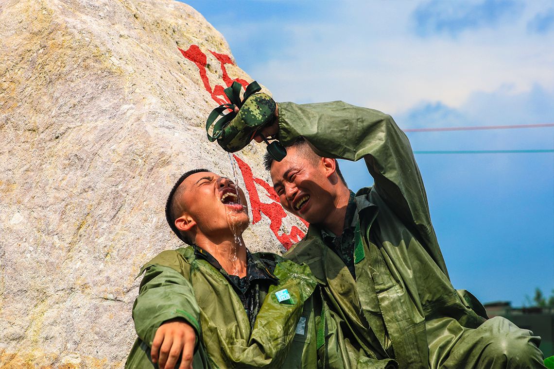 明日投票截止经典军旅镜头2021温情瞬间篇等你投票