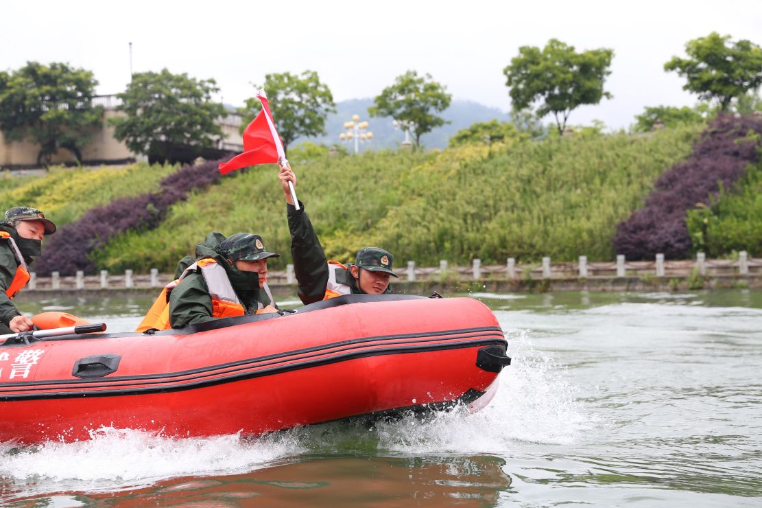 武警冲锋舟集训劈波斩浪锻造水上救援尖兵