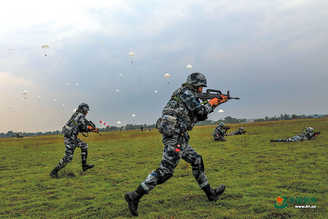 鲲鹏展翅 伞兵突击——空降兵某旅武装集群跳伞训练影像 - 中国军网