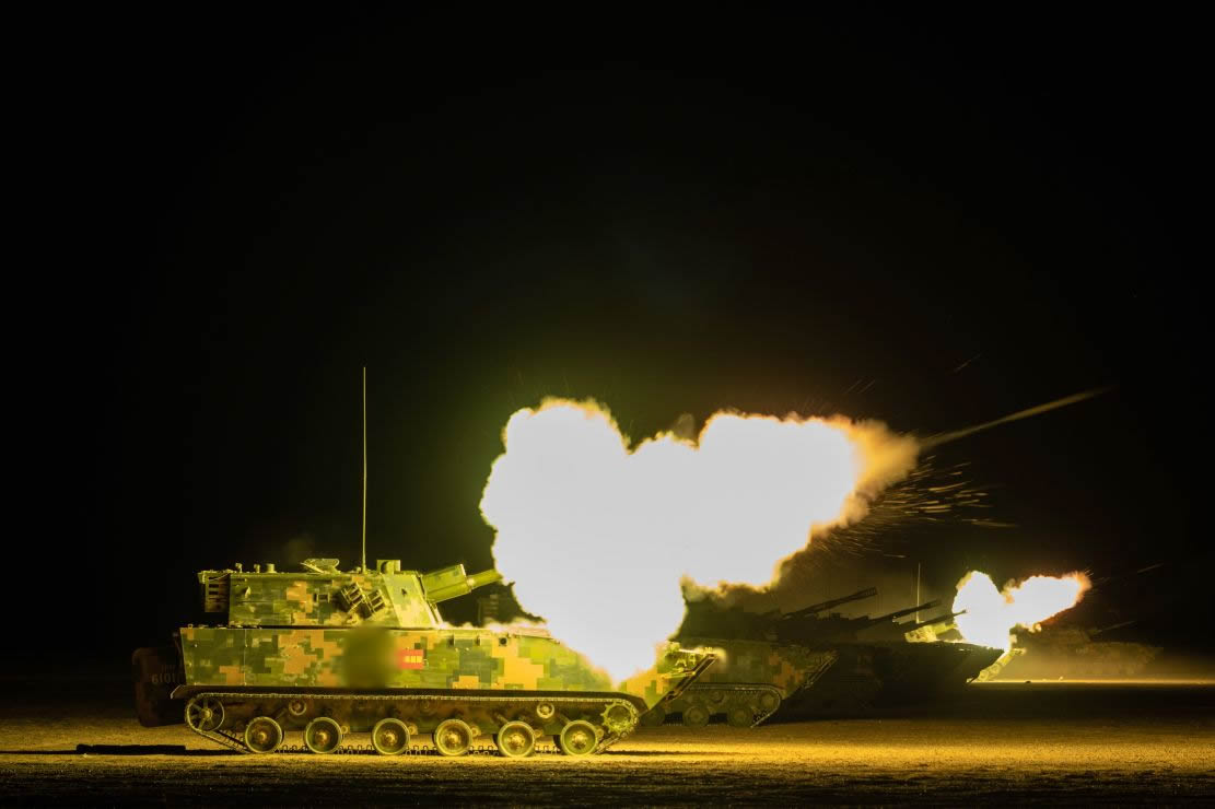 砺兵戈壁"战神"逞威:陆军某旅炮兵营跨昼夜实弹射击掠影 - 中国军网