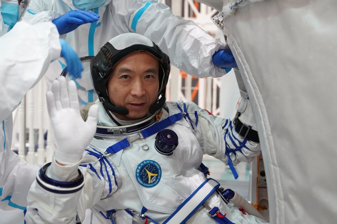 英雄披甲征太空——记神舟十五号航天员 - 中国军网